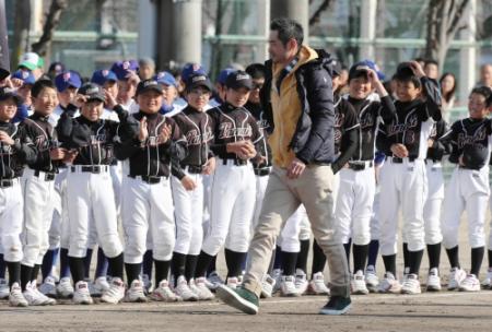 閉会式に参加するイチローに興奮する子どもたち＝愛知県豊山町の豊山グランド