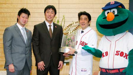 　ワールドシリーズで優勝したレッドソックスの（左から）田沢、上原両投手と面会し、優勝トロフィーを手にする安倍首相