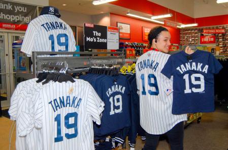 　ニューヨーク郊外の大手スポーツ用品店に並んだヤンキースに入団する田中のレプリカユニホームなど（共同）
