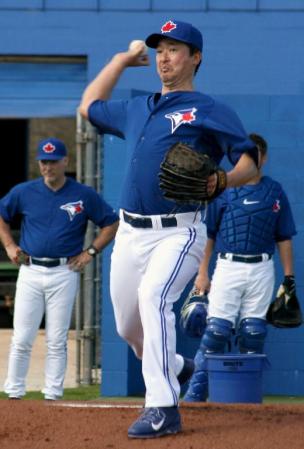 　キャンプ初の投球練習を行う大家＝ダンイーデン（共同）