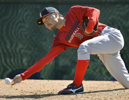 　ブルペンで投球練習をする渡辺＝フォートマイヤーズ（共同）