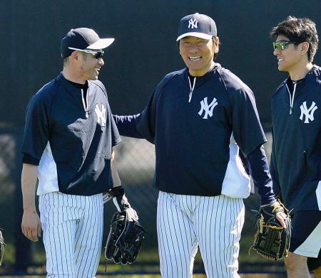 　練習中に笑顔でイチロー（左）と話すヤンキース臨時コーチの松井氏（共同）
