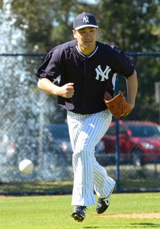 　守備練習をする田中（共同）