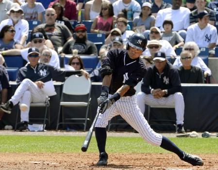 　ブレーブス戦の２回、右前に適時打を放つヤンキースのイチロー＝タンパ（共同）