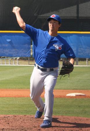 　フィリーズのマイナーとの練習試合に登板したブルージェイズとマイナー契約の大家。練習後に自由契約となった＝ダンイーデン（共同）