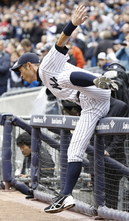 ホーム開幕戦のセレモニーで、ベンチを乗り越え登場するヤンキース・イチロー＝ヤンキースタジアム（撮影・大橋小太郎）