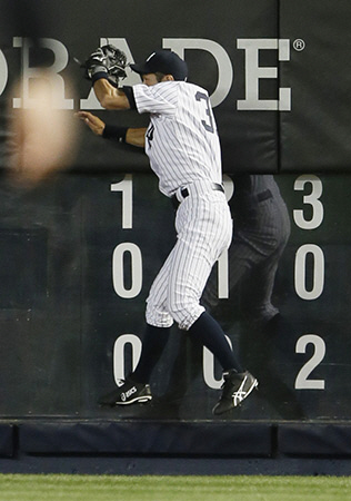 レッドソックス戦の８回、オルティスの右飛を好捕しフェンスに激突するヤンキース・イチロー＝ヤンキースタジアム（撮影・大橋小太郎）