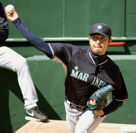 　ブルペンで投球練習するマリナーズ・岩隈＝アーリントン（共同）