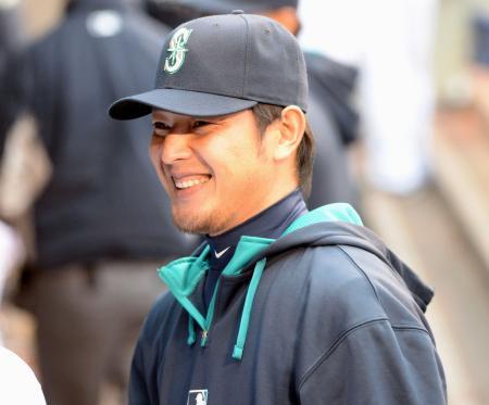 　アストロズとの試合前、ベンチで笑顔を見せるマリナーズ・岩隈＝シアトル（共同）