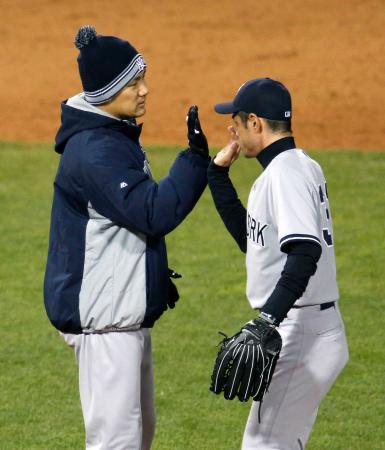 　レッドソックスに勝利し、田中将（左）とタッチするイチロー（共同）