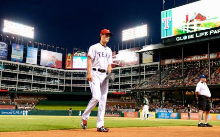 　４回途中で降板するダルビッシュ（共同）