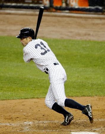 　マリナーズ戦の７回、中前打を放つヤンキースのイチロー＝ニューヨーク（共同）