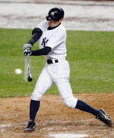 　マリナーズ戦の９回、中前打を放つヤンキースのイチロー＝ニューヨーク（共同）