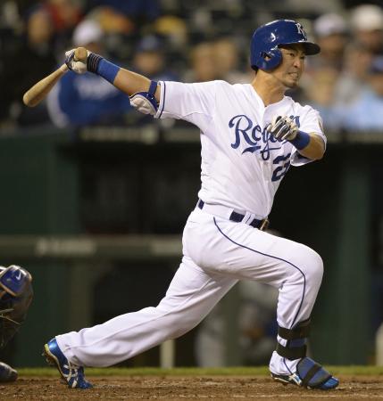 　ブルージェイズ戦の３回、右翼線二塁打を放つロイヤルズ・青木＝カンザスシティー（共同）