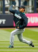 　ヤンキースとの試合前に練習するマリナーズ・岩隈＝ニューヨーク（共同）