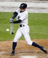 　マリナーズ戦の９回、中前打を放つヤンキースのイチロー＝ニューヨーク（共同）