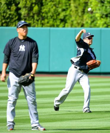 　キャッチボールで調整するヤンキース・田中将。左は黒田＝アナハイム（共同）