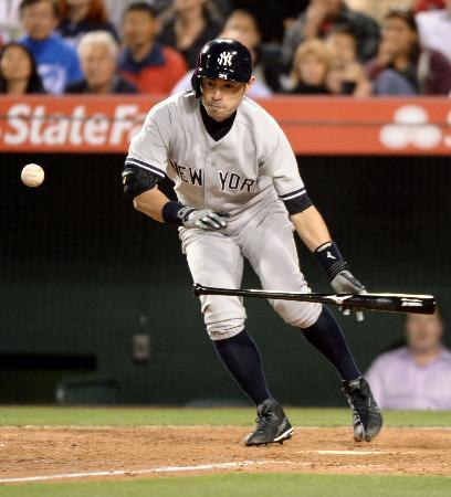 　エンゼルス戦の８回、三塁前にバント安打を決めるヤンキースのイチロー＝アナハイム（共同）