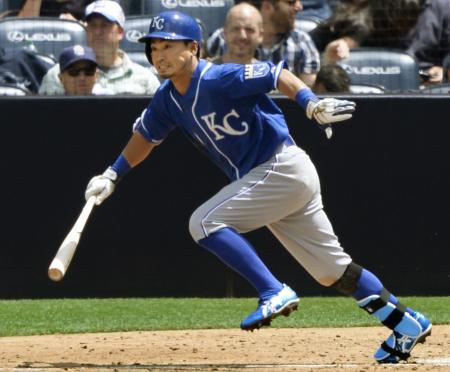 　パドレス戦の４回、中前打を放つロイヤルズ・青木＝サンディエゴ（共同）