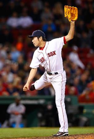 　レッズ戦の９回に登板し、３者三振で締めて８セーブ目を挙げたレッドソックス・上原＝ボストン（ゲッティ＝共同）