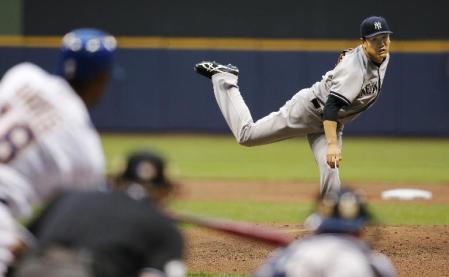 　ブルワーズ戦の２回、デービスを空振り三振に仕留めるヤンキース・田中将＝ミルウォーキー（共同）