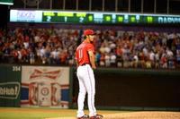 　レッドソックス戦の９回２死、オルティスに安打を許しぼうぜんとするレンジャーズのダルビッシュ＝アーリントン（共同）