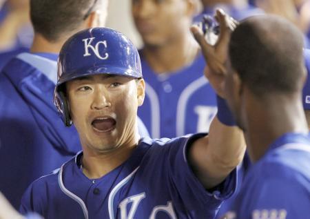 　エンゼルス戦の１３回、生還しチームメートに迎えられるロイヤルズ・青木＝アナハイム（ＡＰ＝共同）