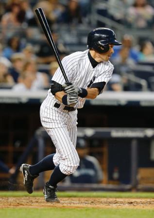 　マリナーズ戦の４回、投手強襲の同点２点適時打を放つヤンキースのイチロー＝ニューヨーク（共同）