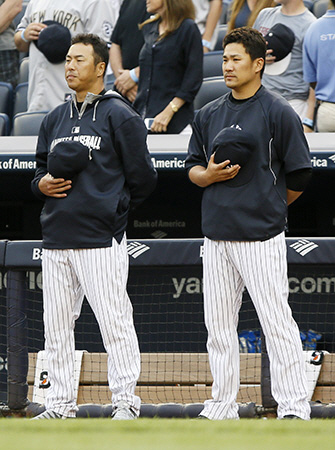 試合前の国歌斉唱を聞くヤンキース・黒田と田中将大（右）＝ヤンキースタジアム（撮影・大橋小太郎）