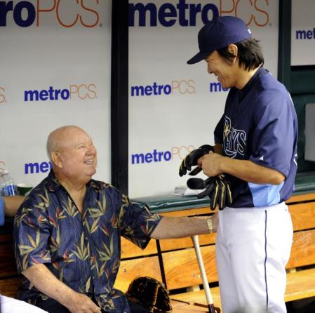 　試合前のベンチで、松井秀喜選手（右）と話すレイズのシニアアドバイザーを務めるジマー氏＝２０１２年６月（共同）