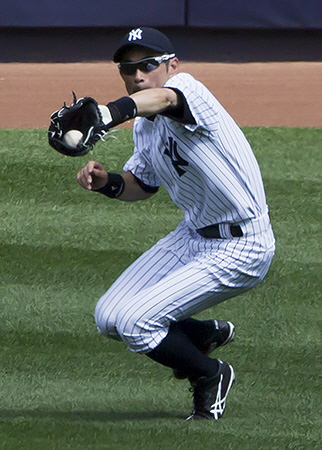 アスレチックス戦の８回、モスの飛球を好補するヤンキース・イチロー＝ヤンキースタジアム（撮影・大橋小太郎）