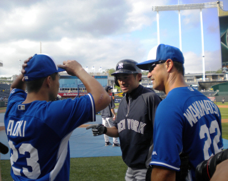 　試合前に談笑するイチローと青木（左）