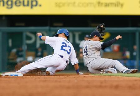 　ヤンキース戦の３回、二盗を試みたロイヤルズ・青木。いったんはセーフだったが、ビデオ判定でアウトとなる＝カンザスシティー（共同）