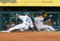 　ヤンキース戦の３回、二盗を試みたロイヤルズ・青木。いったんはセーフだったが、ビデオ判定でアウトとなる＝カンザスシティー（共同）