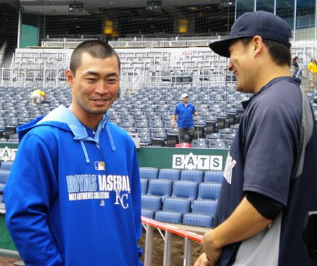 　試合前のフィールドで談笑するヤンキース・田中将（右）とロイヤルズ・青木＝カンザスシティー・カーフマンスタジアム