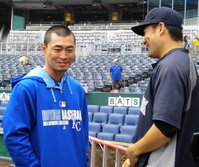 　試合前のフィールドで談笑するヤンキース・田中将（右）とロイヤルズ・青木＝カンザスシティー・カーフマンスタジアム