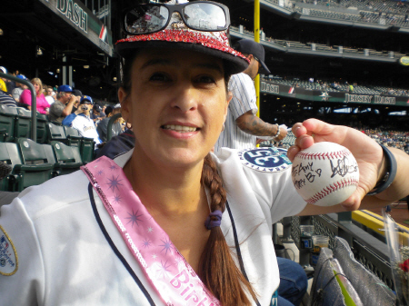 試合前の練習中にイチローから誕生日を祝うサインボールをプレゼントされたエイミーさん