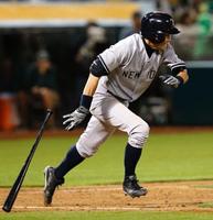 　アスレチックス戦の８回、投手への内野安打で打点を挙げたヤンキースのイチロー＝オークランド（共同）