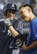 試合前、談笑するヤンキース・イチローとブルージェイズ・川崎（右）＝ヤンキースタジアム（撮影・大橋小太郎）