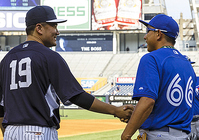 試合前、握手するブルージェイズ・川崎とヤンキース・田中将（左）＝ヤンキースタジアム（撮影・大橋小太郎）