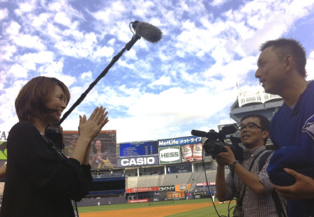 フィールドで対面し感激しあったブルージェイズ・川崎（右）と米倉＝ニューヨーク・ヤンキースタジアム