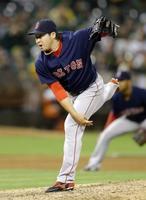 　アスレチックス戦の８回途中から登板し、１／３回を無安打無失点のレッドソックス・田沢＝オークランド（ＡＰ＝共同）