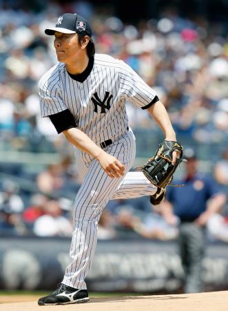 　「オールドタイマーズ・デー」の親善試合で投手を務める松井秀喜氏（共同）