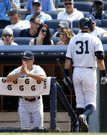 　レイズ戦の６回、一直に倒れ、ベンチに戻るヤンキースのイチロー（３１）と試合を見守るジラルディ監督＝ニューヨーク（共同）