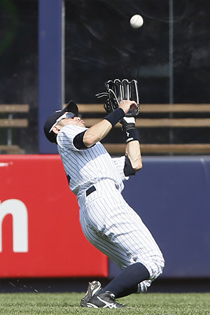 レイズ戦の８回、ロドリゲスの打球が太陽に入るも好捕するヤンキース・イチロー＝ヤンキースタジアム（撮影・大橋小太郎）