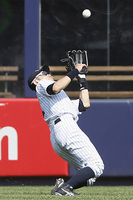 レイズ戦の８回、ロドリゲスの打球が太陽に入るも好捕するヤンキース・イチロー＝ヤンキースタジアム（撮影・大橋小太郎）