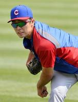 　米大リーグでの初登板を控え、キャッチボールで調整するカブス・和田＝シンシナティ（共同）