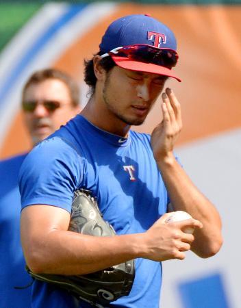 　アストロズ戦前の練習中にフリー打撃の打球が頭部を直撃し、痛がるレンジャーズのダルビッシュ＝アーリントン（共同）