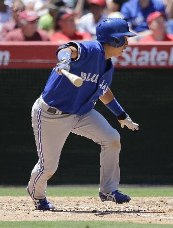 　エンゼルス戦の３回、遊撃内野安打を放つブルージェイズ・川崎＝アナハイム（ＡＰ＝共同）