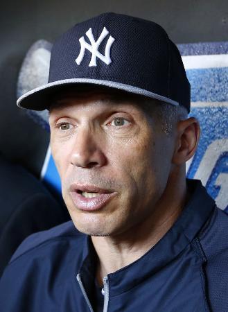 　試合前に記者の質問に答えるヤンキースのジラルディ監督＝クリーブランド（共同）